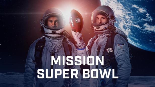 Zwei Männer in Astronautenanzügen im All mit der Erde im Hintergrund - einer hält einen Football hoch 