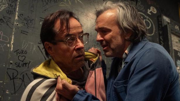 Vernau (Jan Josef Liefers) wird von Orion (Alexander Wipprecht) an der Jacke gepackt