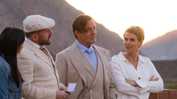 Carlos (Samuel Finzi, l.), Allmen (Heino Ferch, M.) und Jojo (Andrea Osvárt) in einer Unterhaltung