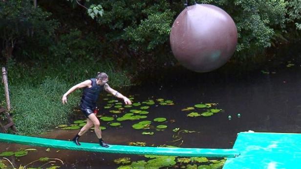 Gil Ofarim balanciert bei Dschungelprüfung auf schmalem Steg über einem See 