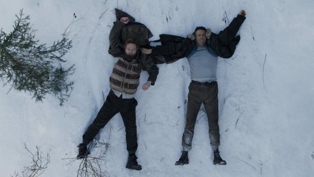 Kenneth Branagh und Ryan Reynolds liegen auf dem Rücken im Schnee