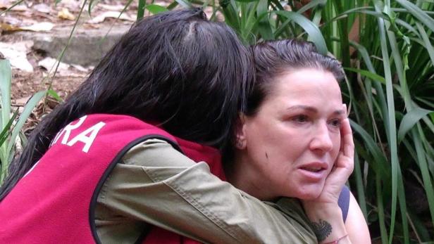 Samira nimmt im Dschungelcamp Simone Ballack in den Arm