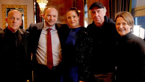 Gruppenbild zum Drehstart mit Heino Ferch, Thomas Stipsits, Patricia Aulitzky, Regisseur Raymond Ley, Bettina Weiguny