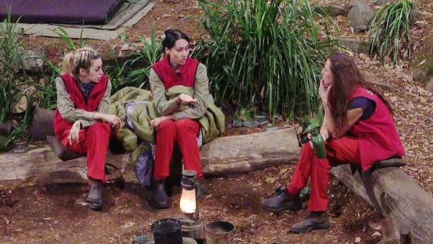 Ariel, Samira Yavuz und Simone Ballack zu einem Gespräch versammelt