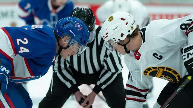 Zwei Eishockeyspieler stehen einander auf dem Eis gegenüber