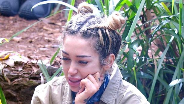 Ariel sitzt im Dschungelcamp-Lager