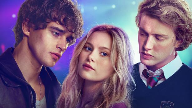 Eine junge Frau steht zwischen zwei Männern