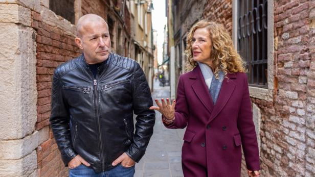 Heino Ferch und Clelia Sarto gehen durch eine enge Gasse in Venedig