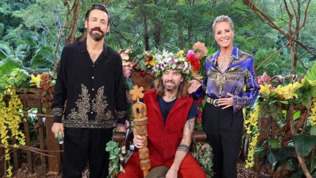 Dschungelkönig Gil Ofarim mit den Moderatoren Köppen und Zietlow