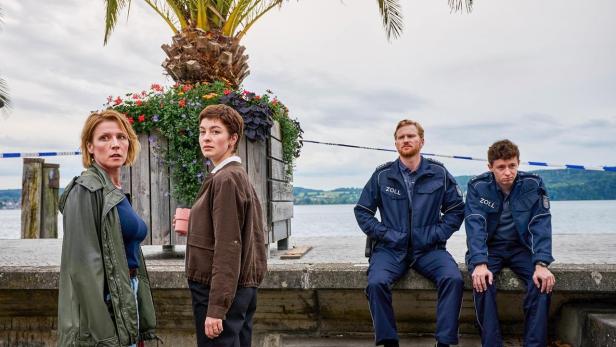 Zwei Frauen und im Hintergrund zwei Polizisten am Ufer des Bodensees