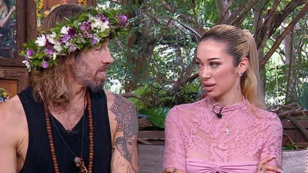 Gil Ofarim und Ariel blicken einander skeptisch an