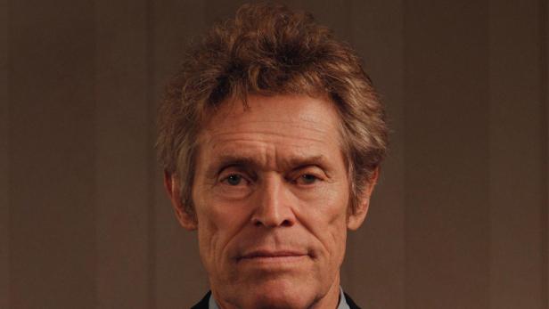 Willem Dafoe blickt und auf Filmplakat entgegen