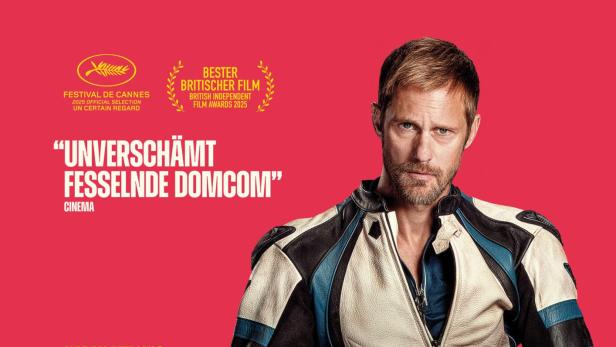 Biker lehnt an Motorrad und faßt dem unter ihm knienden Mann in die Haare