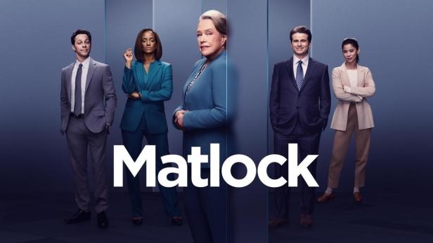 Kathy Bates in ihrer Matlock-Rolle und Serienkollegen im Hintergrund