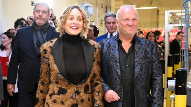 Sharon Stone geht neben Karl Guschlbauer
