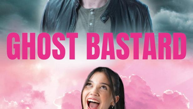 Frau vor rosa Wolken blickt zu Mann vor dunklen Wolken auf