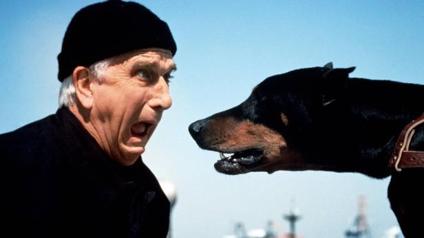 Leslie Nielsen schreit, als ihm ein Hundekopf entgegenkommt 