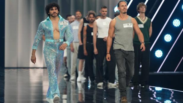Männer auf dem Laufsteg zum Auftakt der 21. Staffel "Germany's Next Topmodel" 