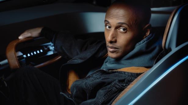 Teddy Teclebrhan sitzt hinter dem Steuer eines Wagens