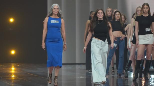 Frauen präsentieren sich als Models bei Heidi Klum