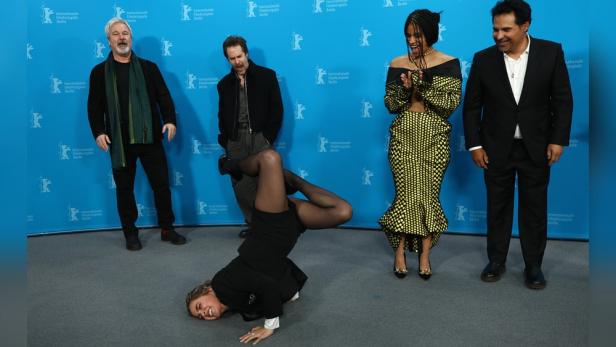 Haley Lu Richardson breakdanced vor ihren Filmkollegen