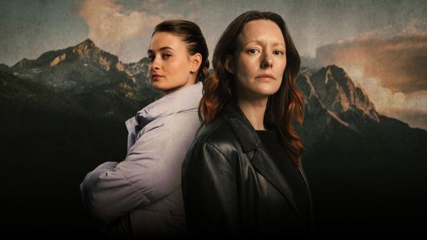 Lavinia Wilson und Philine Schmölzer in ihren Serienrollen vor Bergkulisse