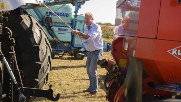 Farmer Jeremy Clarkson putzt ein riesiges Gefährt