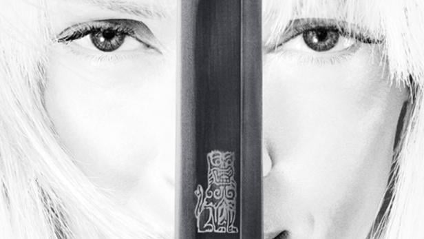 Uma Thurman hält sich als namenlose Braut eine Schwertklinge vors Gesicht