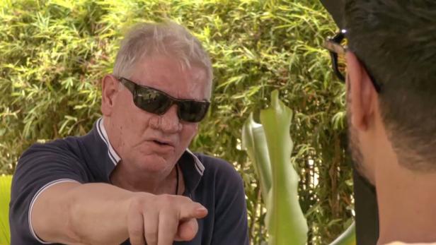 Claude-Oliver Rudolph zeigt mit dem Finger auf einen anderen Mann