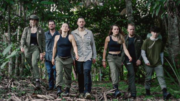 Die sieben Kandidaten von "7 vs. Wild" gehen durch den Dschungel