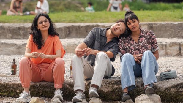 Sema (Şafak Şengül, l.), Kim (Viet Pham, M.) und Maya (Salka Weber) an der Isar