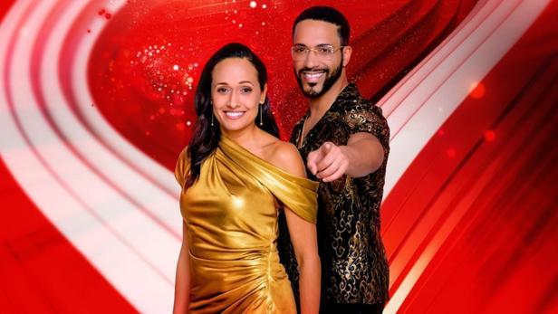 Alice Tumler und Cesár Sampson vor Songcontest-Logo