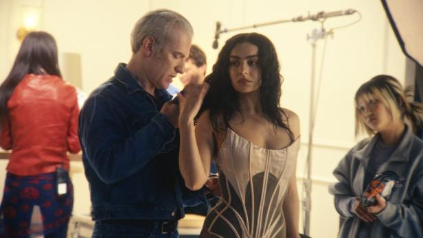 Charli xcx bei Dreharbeiten