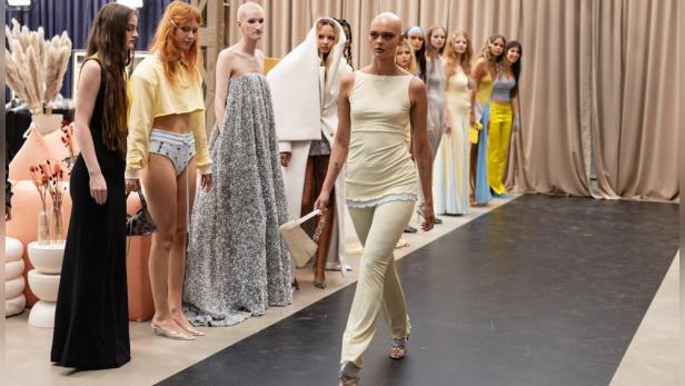 Catwalk-Training backstage kurz vor der Fashionshow in GNTM