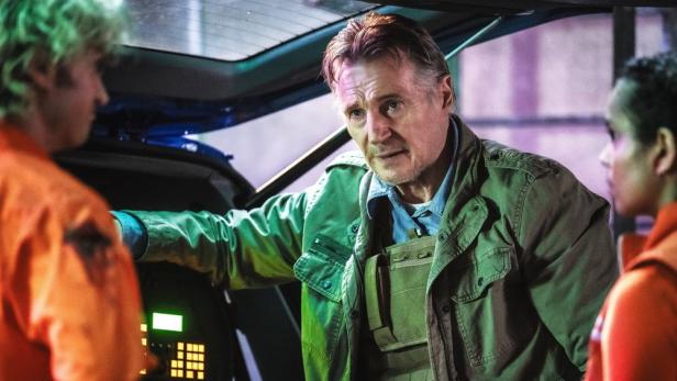 Liam Neeson zwischen "Stranger Things"-Star Joe Keery und Georgina Campbell 