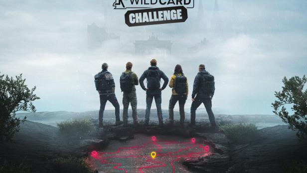 Fünf Personen blicken von einer Anhöhe in die Landschaft - in den Wolken zeichnen sich berühmte deutsche Bauwerke ab