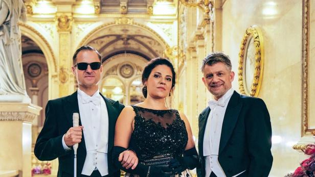 Philipp Hochmair mit Serienkollegen beim Dreh in der Staatsoper