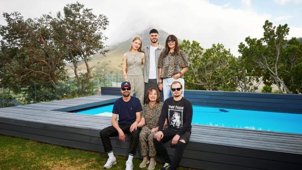 Die Ochsenknecht-Familie sitzen vor einem Pool in Kapstadt