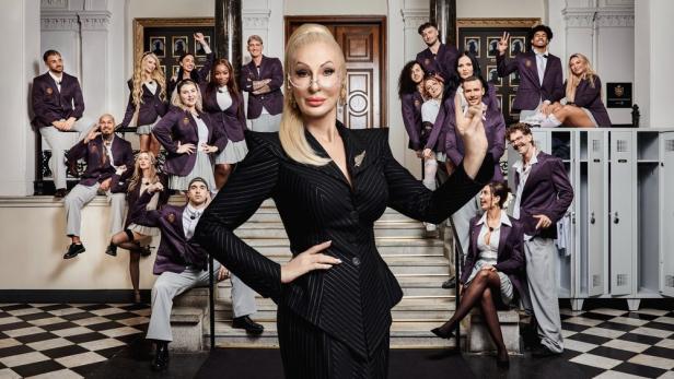 Désirée Nick steht mit erhobenem Finger vor einer Gruppe junger Menschen in Schuluniform