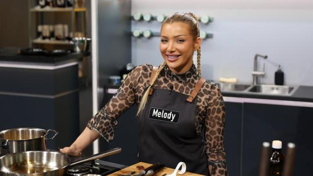 Melody Haase steht vor einer Bratpfanne am Herd