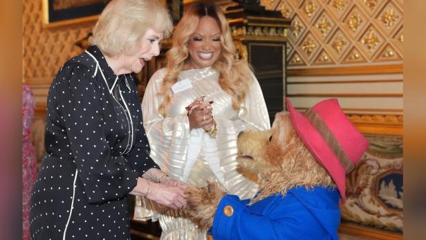 Königin Camilla fasst den berühmten Bären zur Begrüßung an den Tatzen