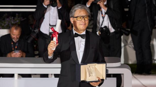 Regisseur Park Chan-wook hält in Cannes seinen Preis in Händen