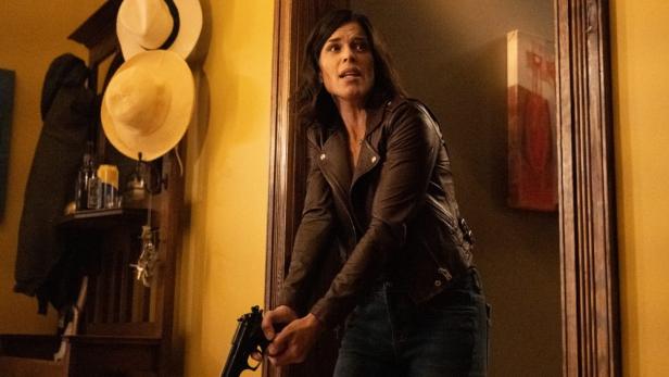Neve Campbell als Sidney Prescott mit Schusswaffe in der Hand