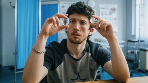 Maximilian Mundt spielt Fitnesstrainer Julian