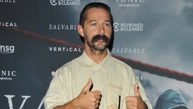 Shia LaBeouf hält bei Pressetermin beide Daumen hoch