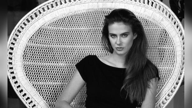 Annabel Schofield sitzt in einem Korbstuhl