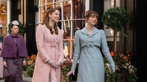 Hannah Dodd als Francesca Bridgerton und Claudia Jessie als Eloise Bridgerton
