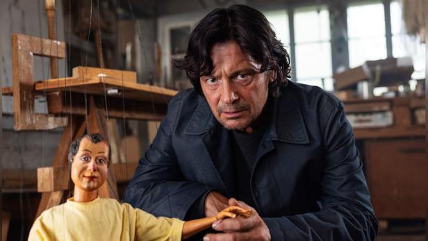 Kriminalpsychologe Thomas Meiberger (Fritz Karl) mit Marionette 