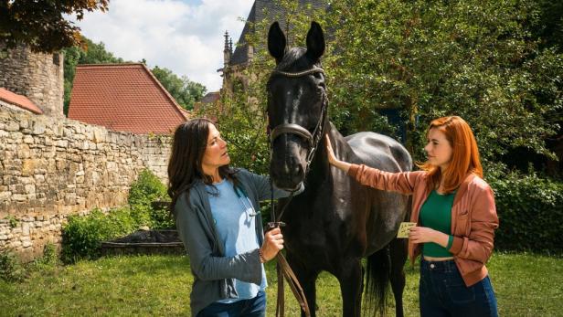 Dr. med. Vet. Maja Freydank (Bettina Zimmermann, l.) und Dr. med. Vet. Julia Kramer (Meriel Hinsching) mit verletzem Turnierpferd I
