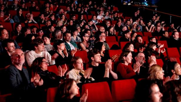 Ein gut gefüllter Kinosaal mit faszinierten Zuschauern